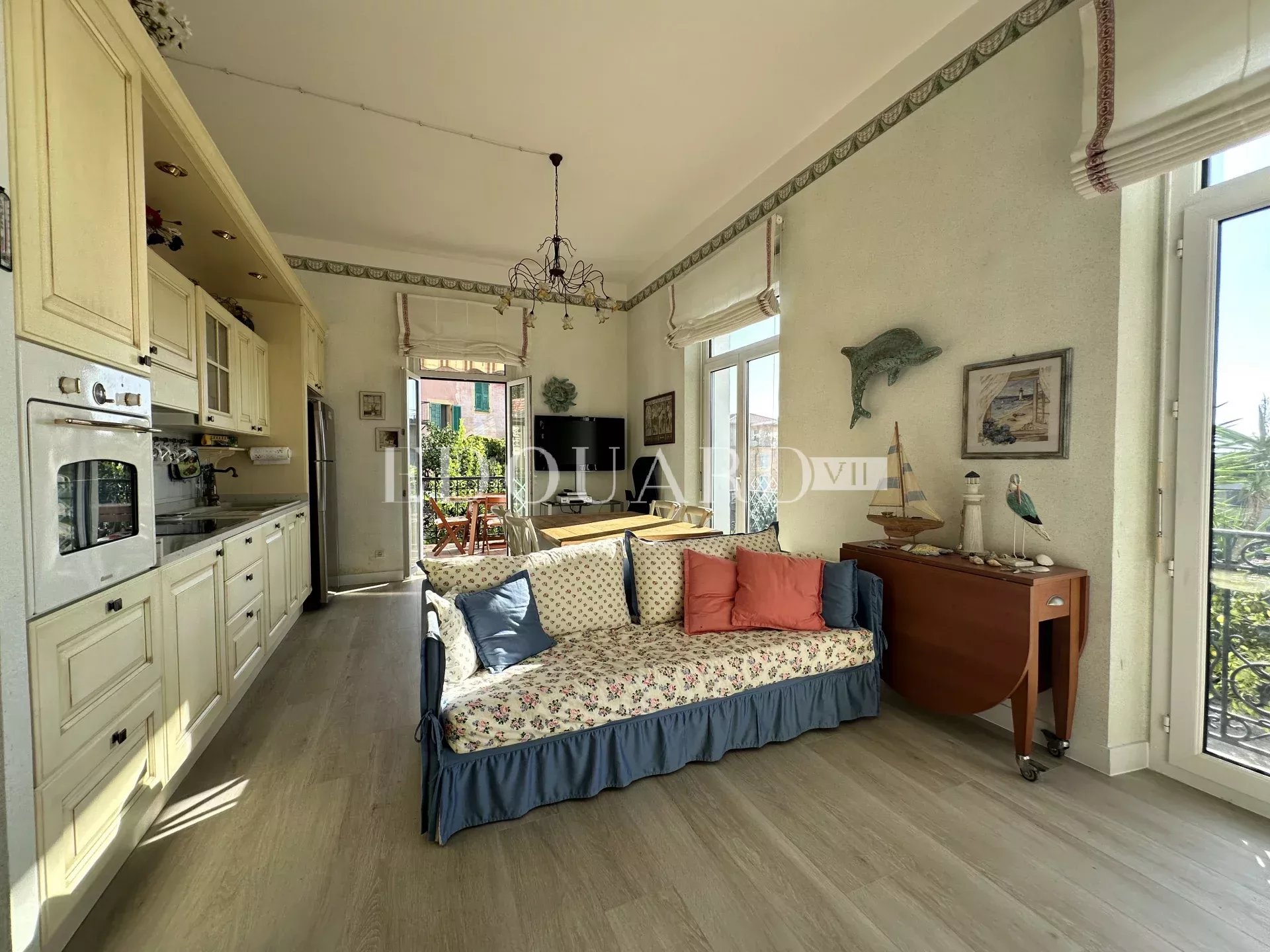 En exclusivité deux pièces avec terrasse et vue panoramique, au cœur du splendide quartier de Garavan