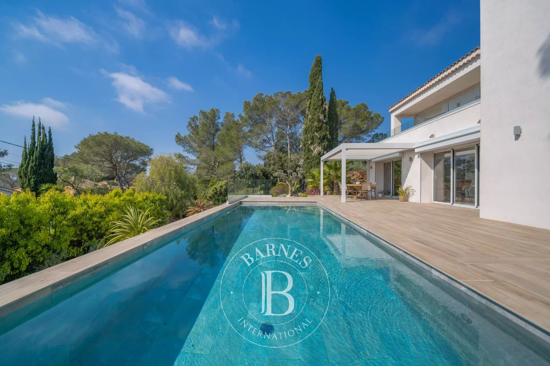 SAINT-RAPHAËL - VILLA NEUVE AVEC VUE DÉGAGÉE JUSQU'A LA MER