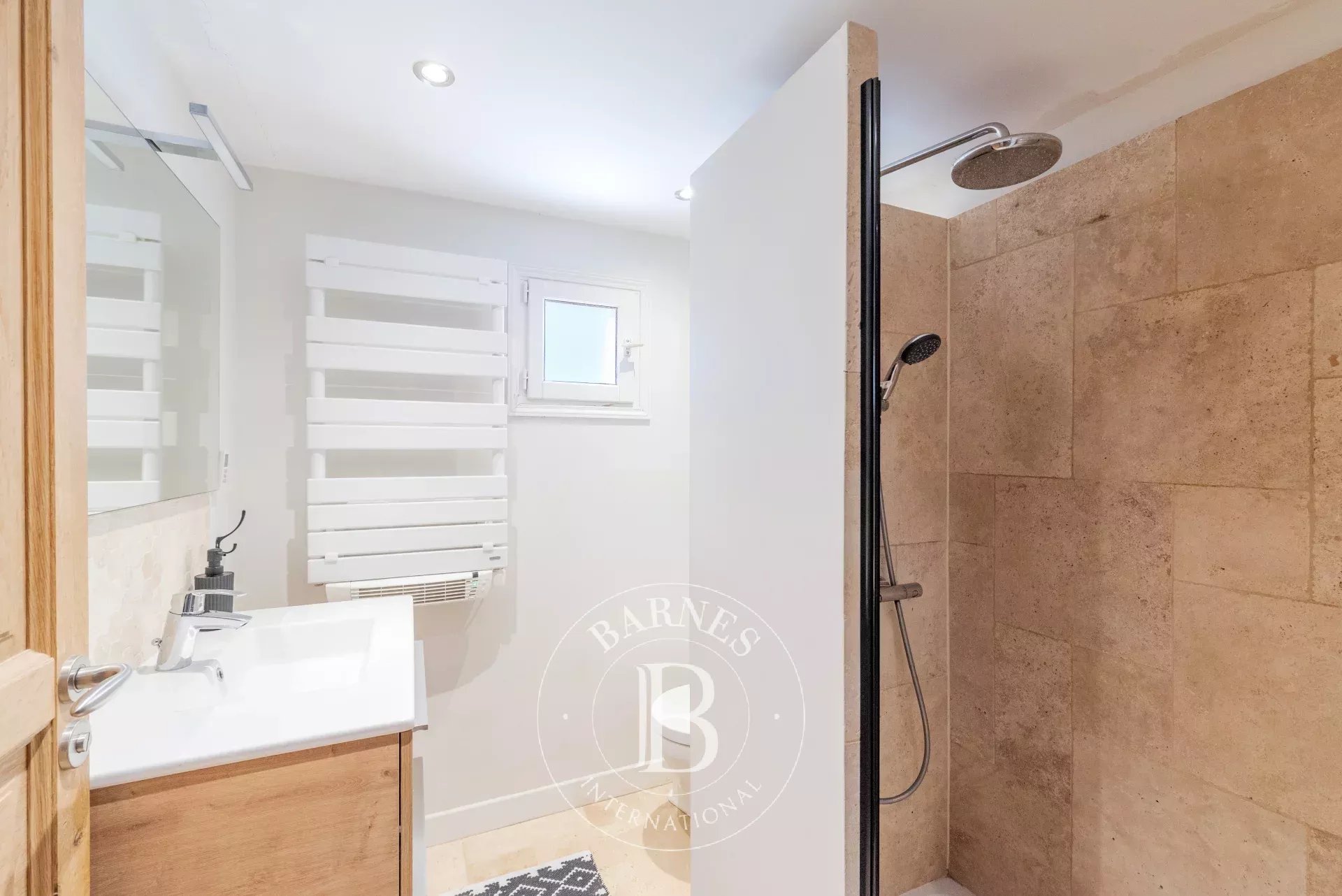 Valbonne – À pied du village – Plain-pied rénové – Vue collines – Calme absolu