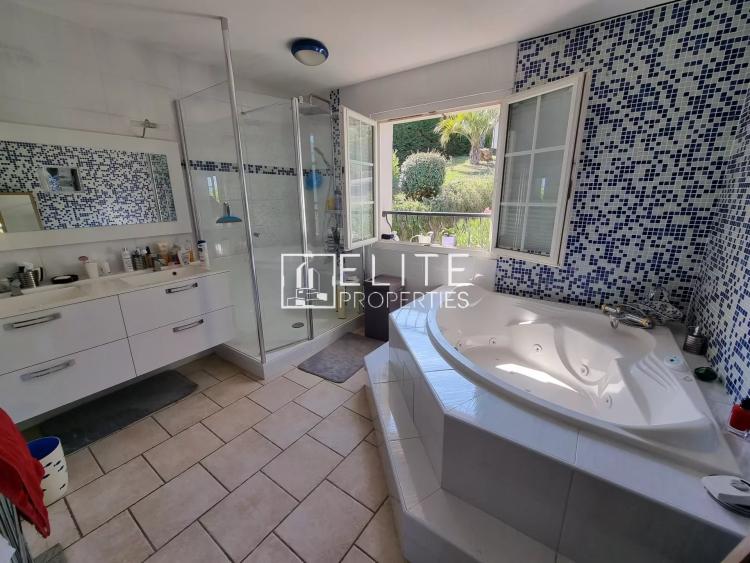 VILLA DE 203m² SUR 3212m² DE TERRAIN LES ADRETS