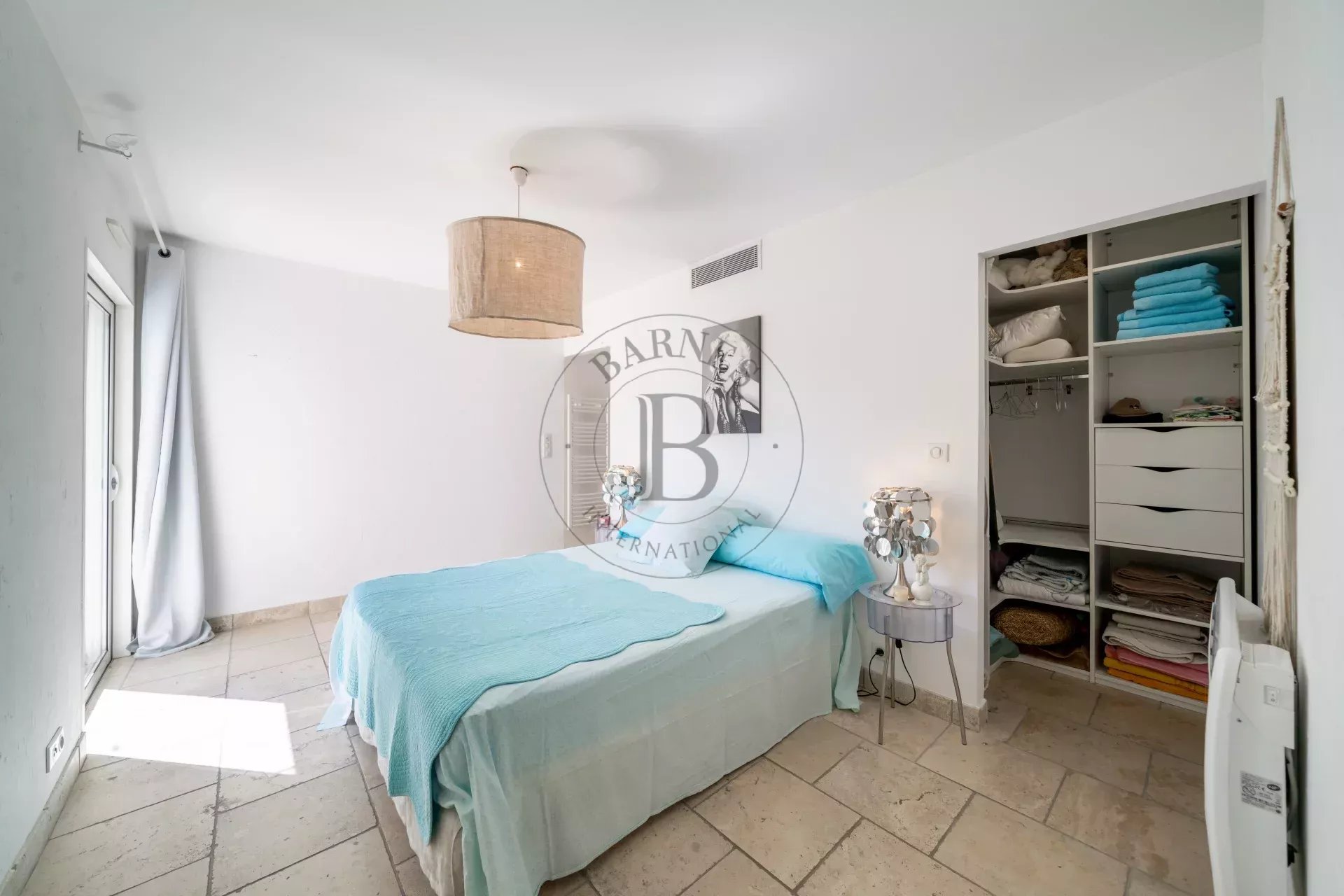 MOUGINS - VILLA DANS UN DOMAINE PRIVE - A PIEDS DES COMMODITES