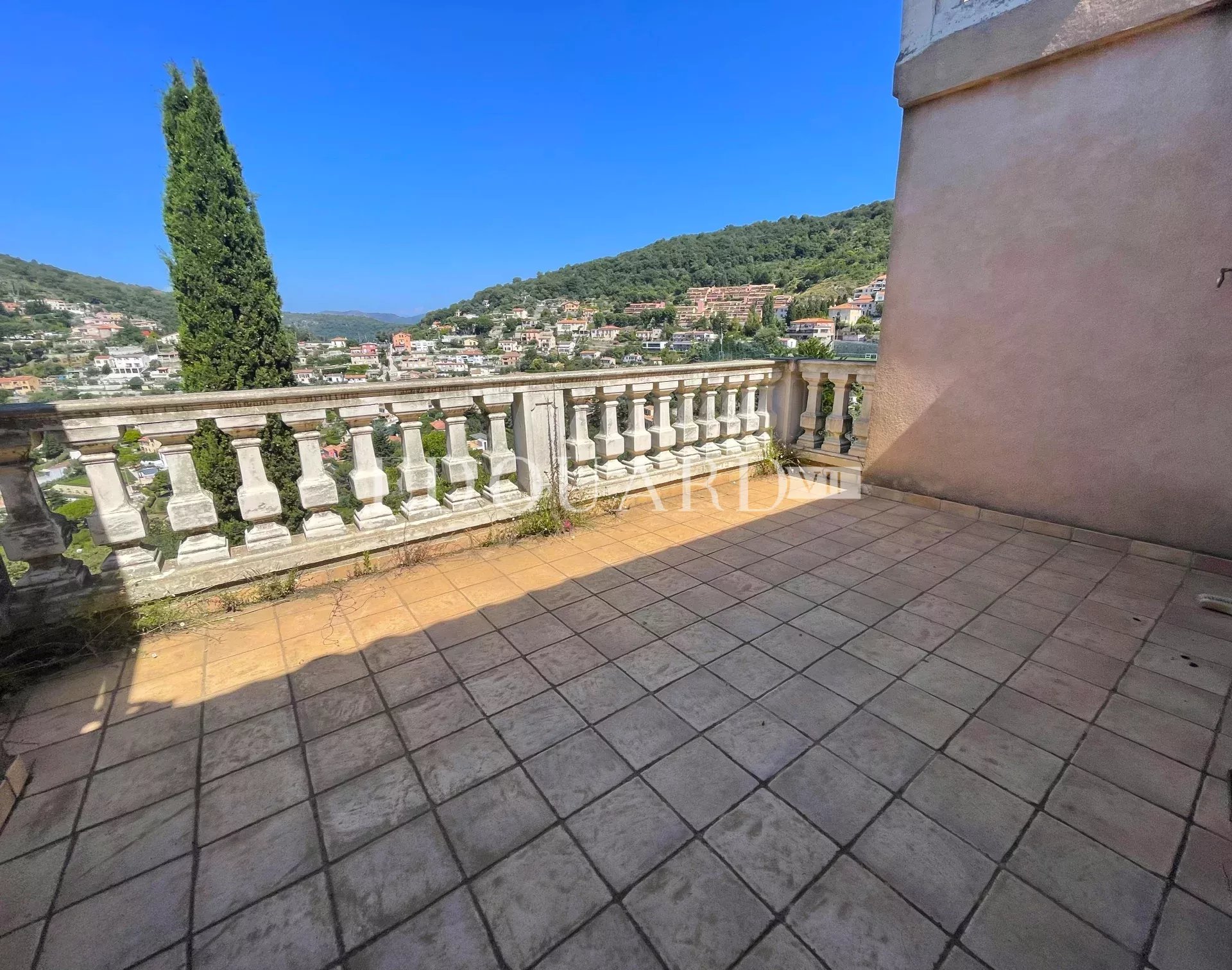 Proche du centre de La Turbie, à vendre maison de village de 180 m² à rénover, divisée en quatre appartements