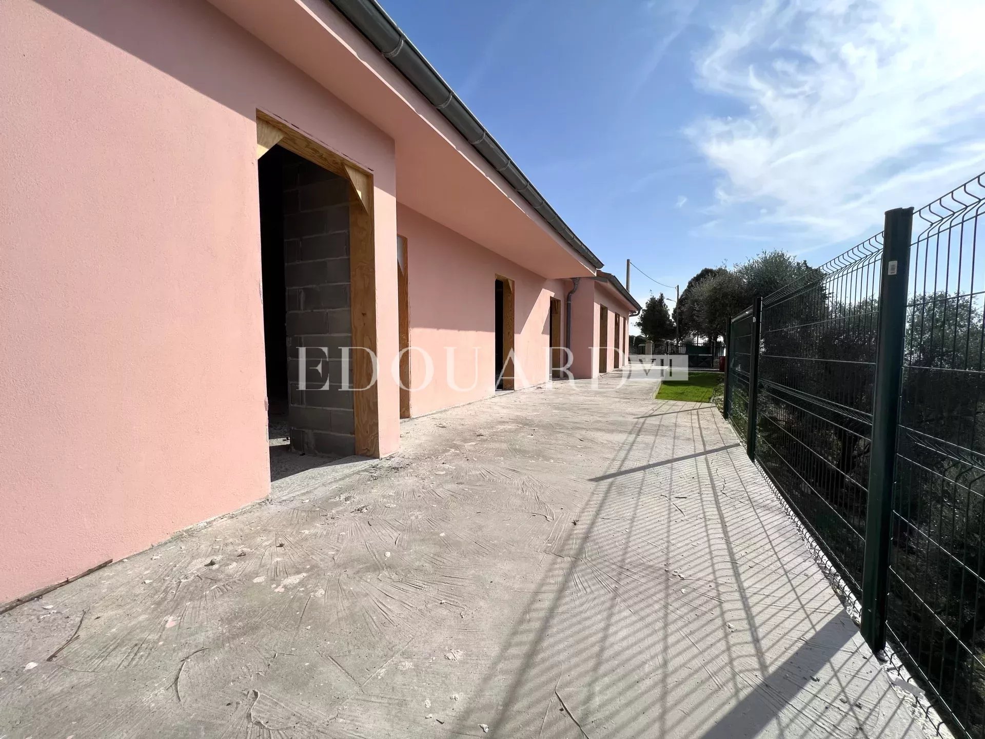 En exclusivité villa en cours de rénovation avec vaste terrain, sur la commune de Castellar
