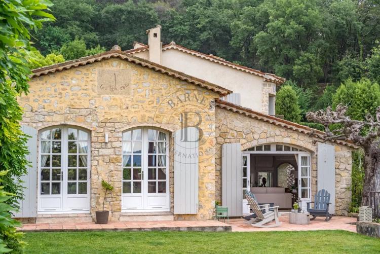 PROCHE MOUGINS - VILLA DE CHARME - AU CALME