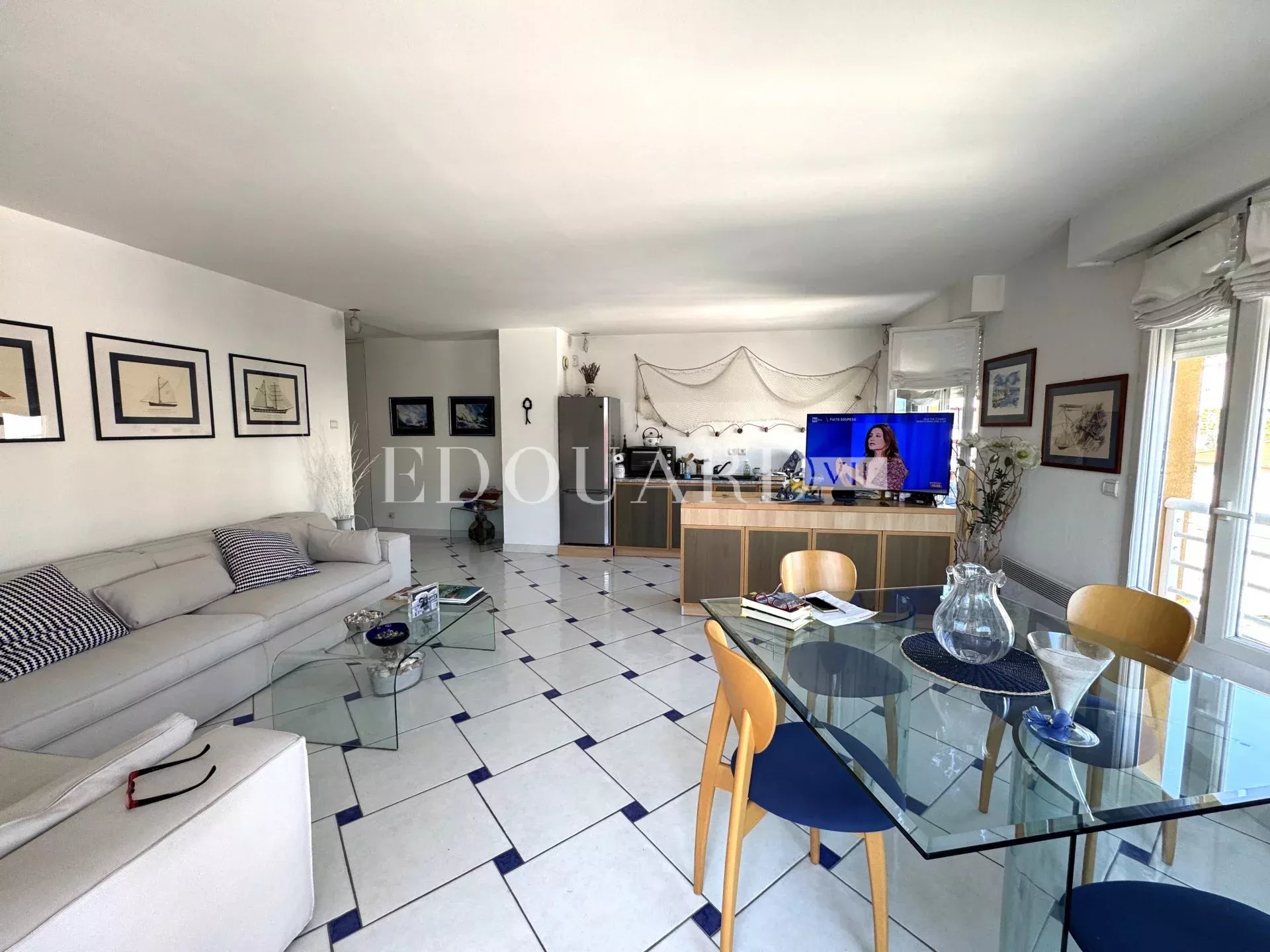 En exclusivité trois pièces à vendre avec terrasse, belle vue dégagée et garage