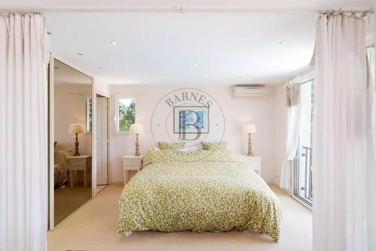 MOUGINS - VILLA AVEC VUE DANS DOMAINE SECURISE