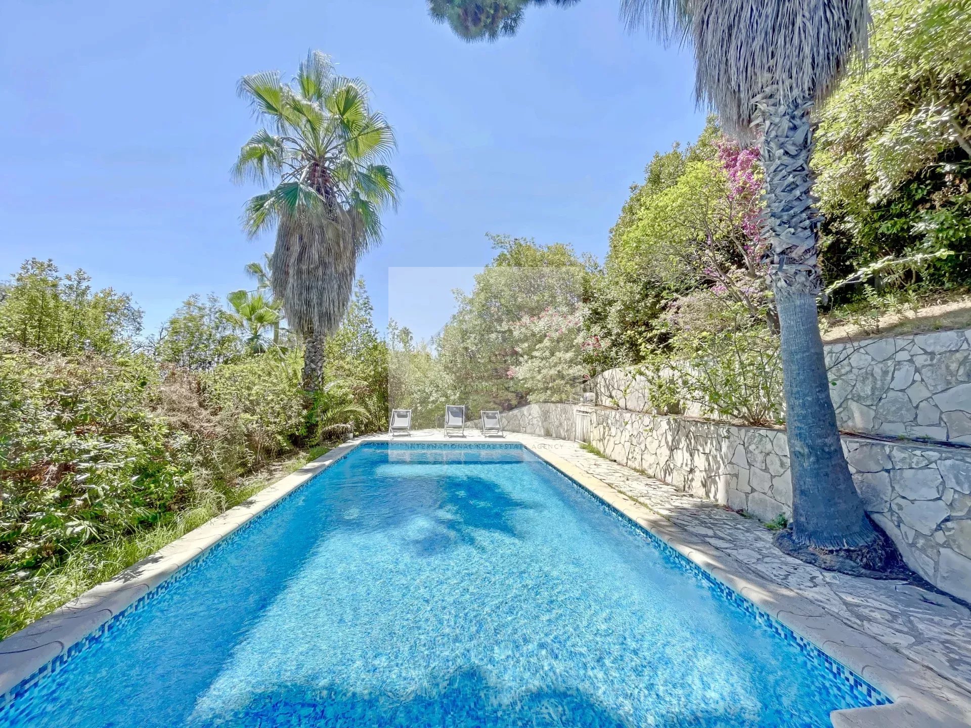 Villa de luxe à Cannes : Écrin d'élégance avec vue mer panoramique dans un domaine privé