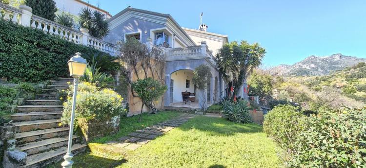 Élégante Villa avec Vue Panoramique – Menton, Quartier Résidentiel