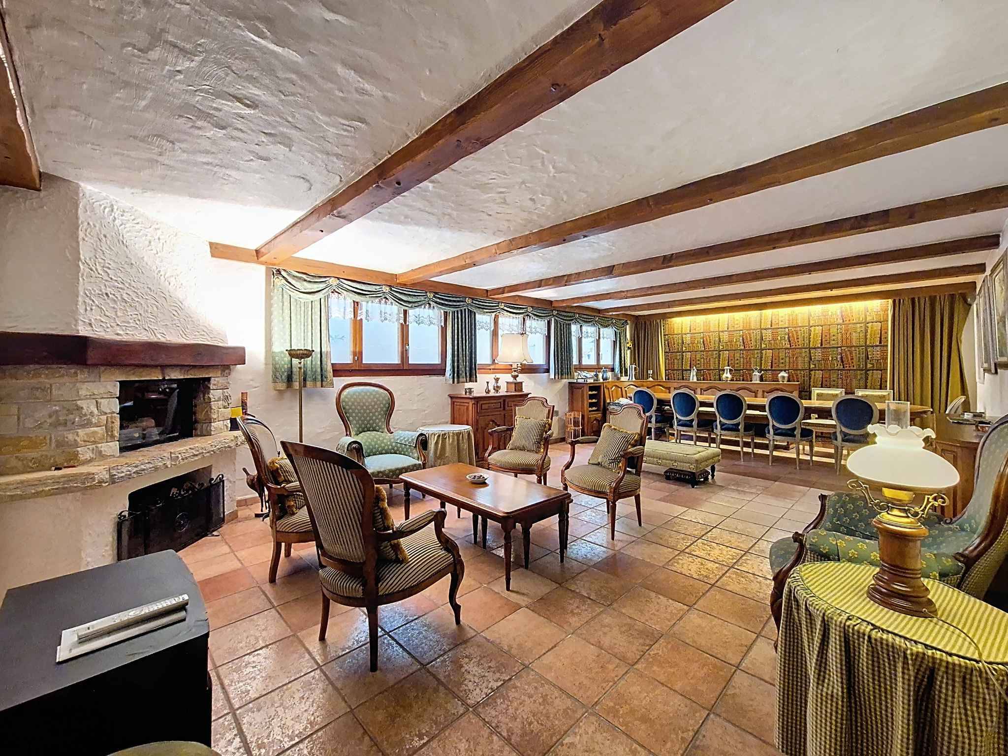 Domaine avec 2 chalets individuels reliés par les sous-sols