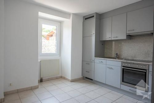 Maison De 2 Appartements (2,5 P, 4,5 P), Calme, Belle Vue Et Ensoleillé