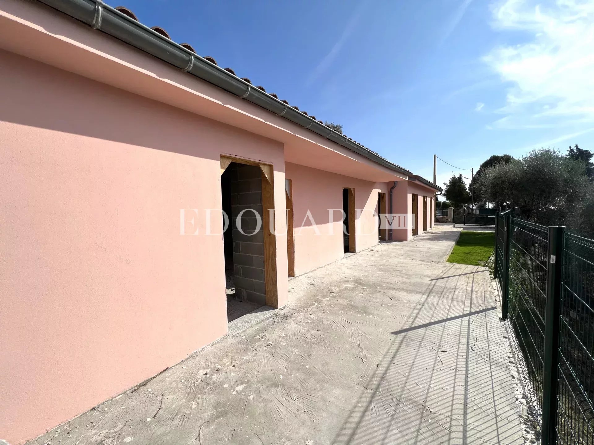 En exclusivité villa en cours de rénovation avec vaste terrain, sur la commune de Castellar