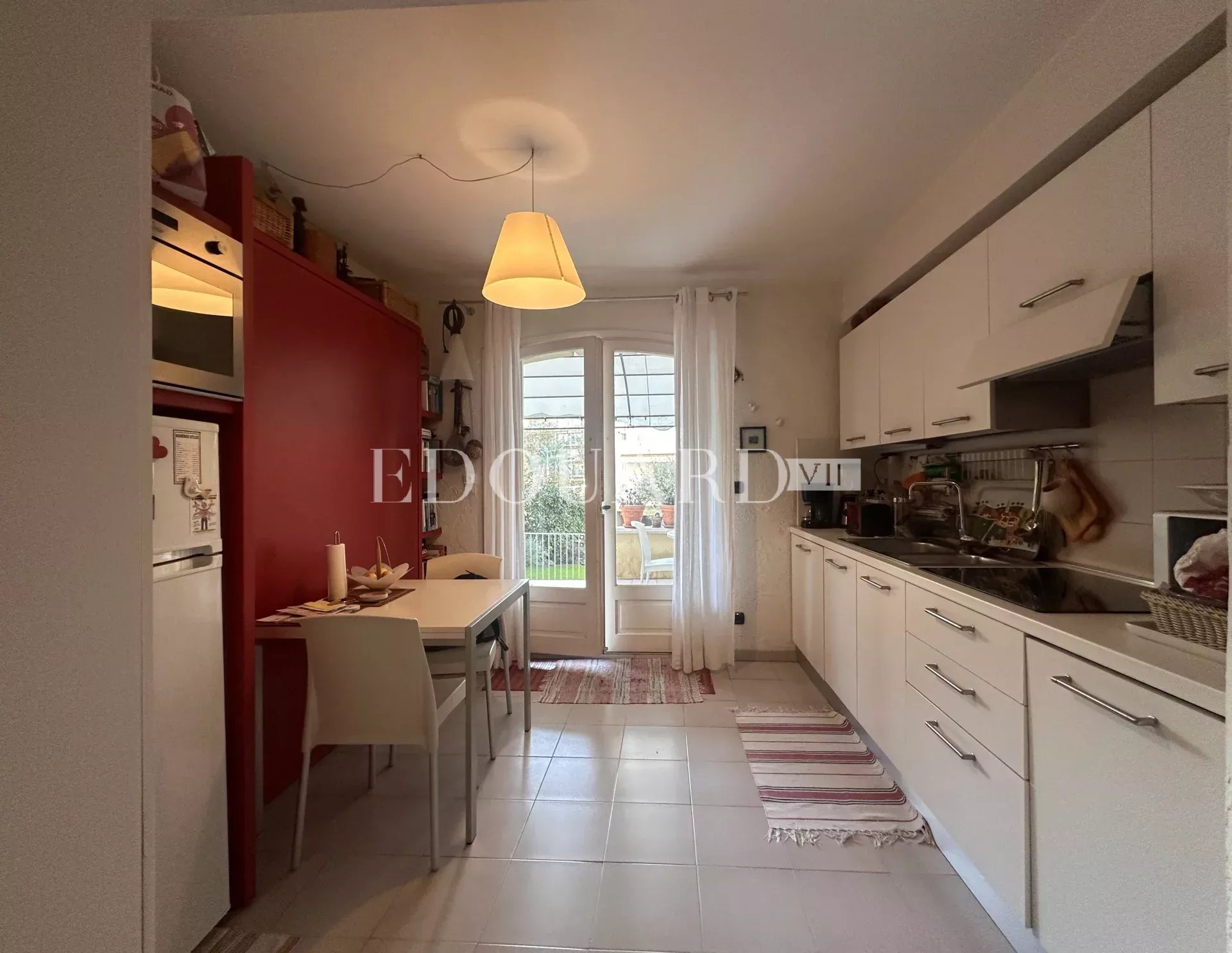 Dans le centre de Menton, à vendre spacieux studio en bon état avec grande terrasse exposée Ouest