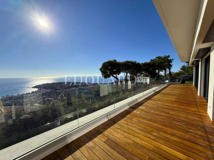 Villa entièrement rénovée avec grandes terrasses, superbe vue mer panoramique et piscine