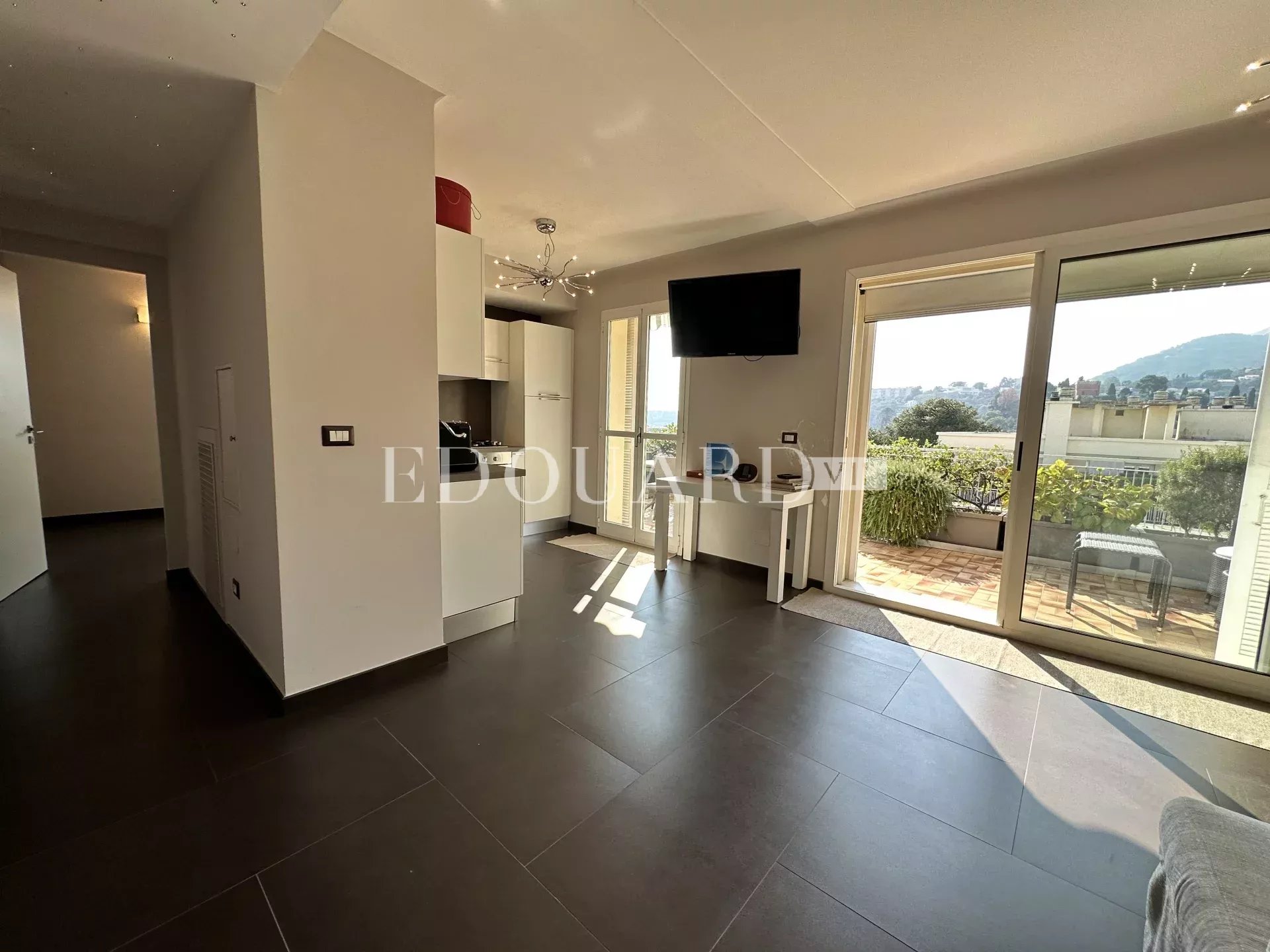 Penthouse avec spectaculaire terrasse, belle vue panoramique jusqu'à la mer, possibilité garage