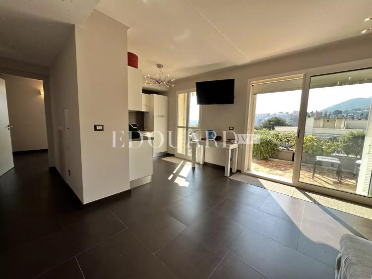 Penthouse avec spectaculaire terrasse, belle vue panoramique jusqu'à la mer, possibilité garage