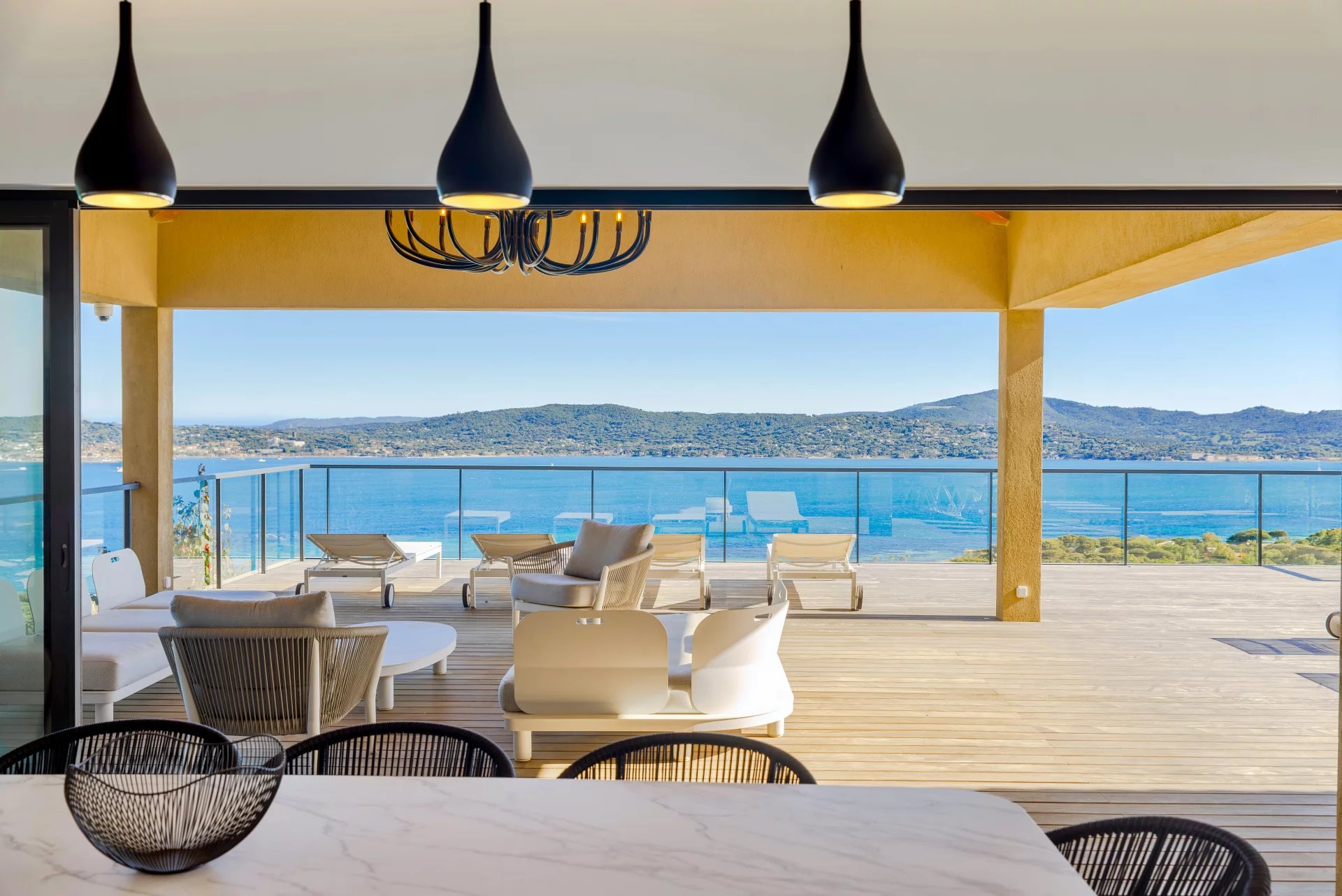 Villa neuve avec vue mer panoramique à vendre à Beauvallon