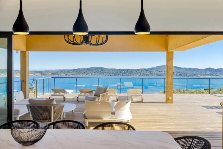 Villa neuve avec vue mer panoramique à vendre à Beauvallon