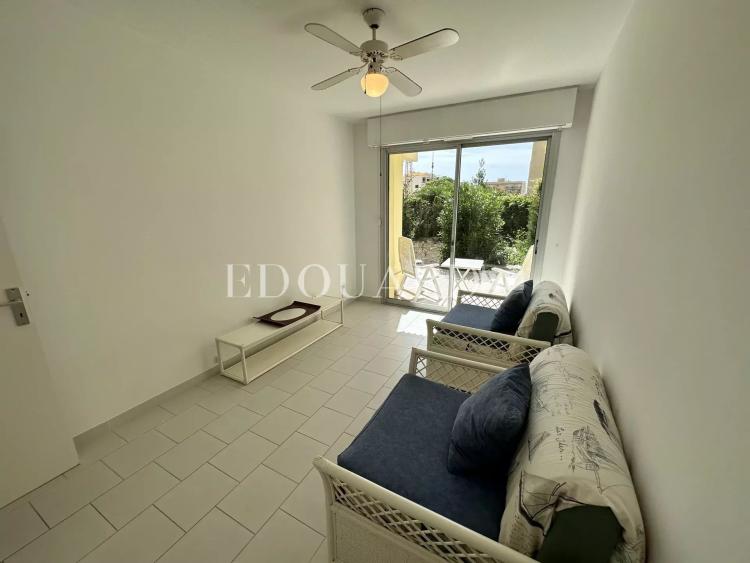 En exclusivité deux pièces traversant avec terrasse couverte, grand jardin, cave et garage