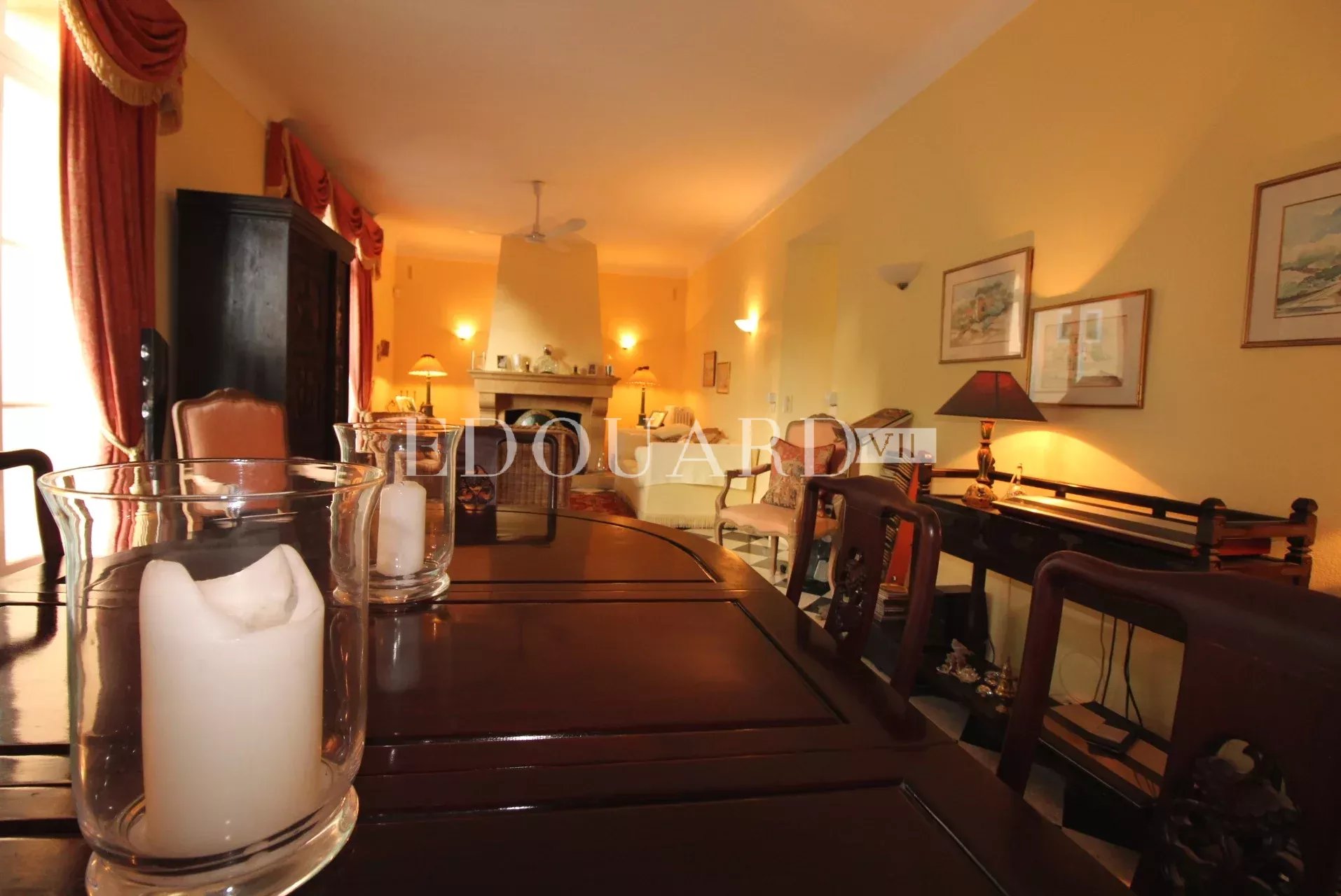 En exclusivité villa en très bon état avec double garage, grande terrasse, agréable jardin et belle vue mer
