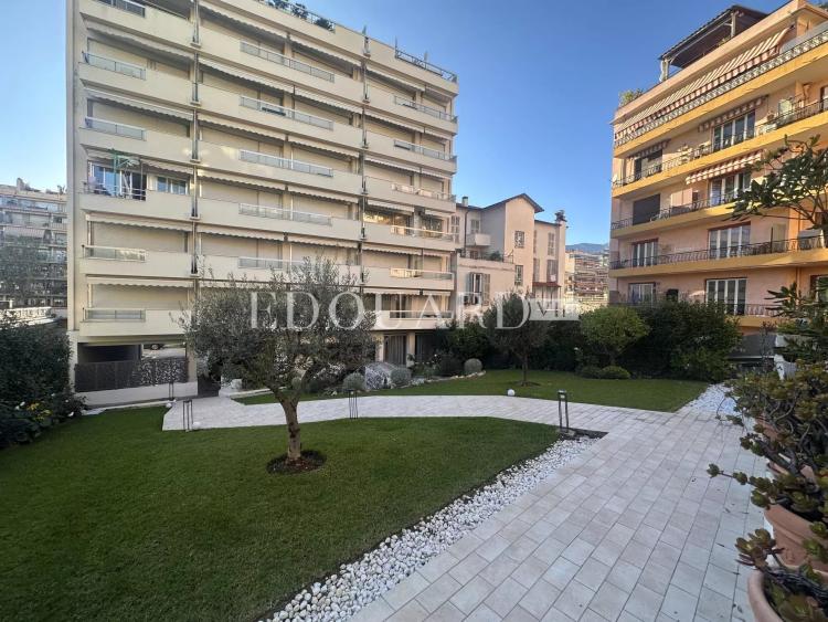 Dans le centre de Menton, à vendre spacieux studio en bon état avec grande terrasse exposée Ouest