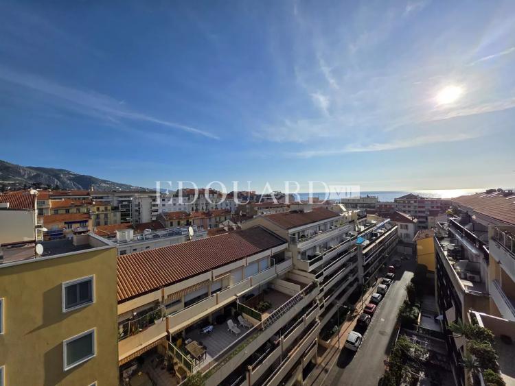 Cinq pièces en dernier étage avec vaste terrasse, belle vue mer et montagnes, cave et garage