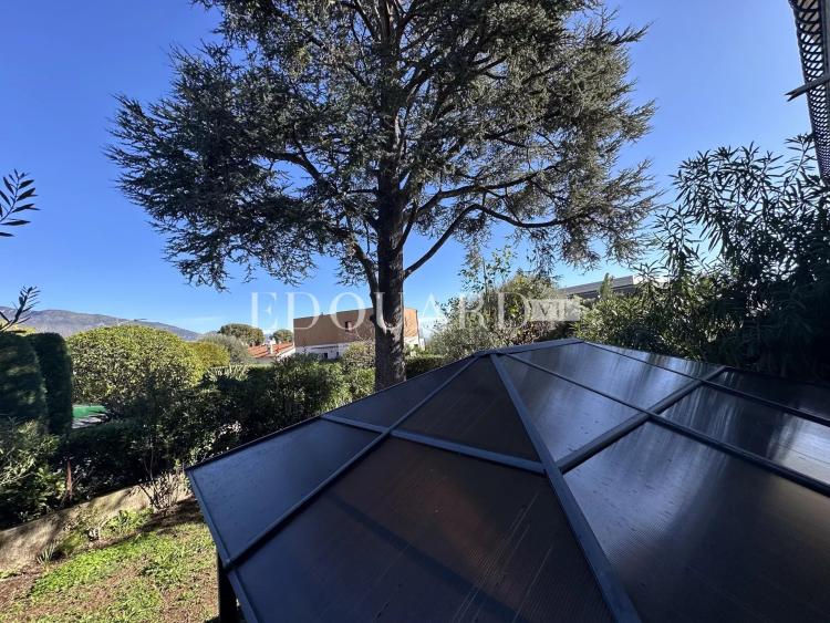 Superbe trois pièces avec vaste jardin et grande cave, dans le renommé quartier du Plateau du Cap