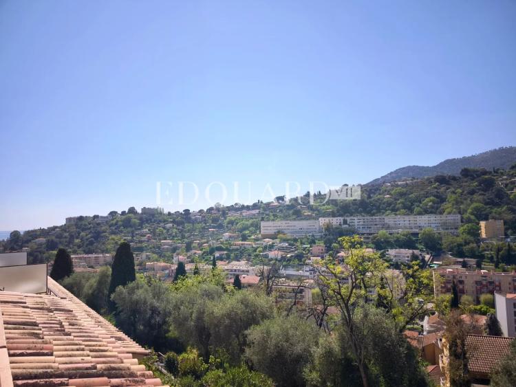 Dans le quartier du Riviera, à vendre grand studio en dernier étage avec terrasse, cave et garage