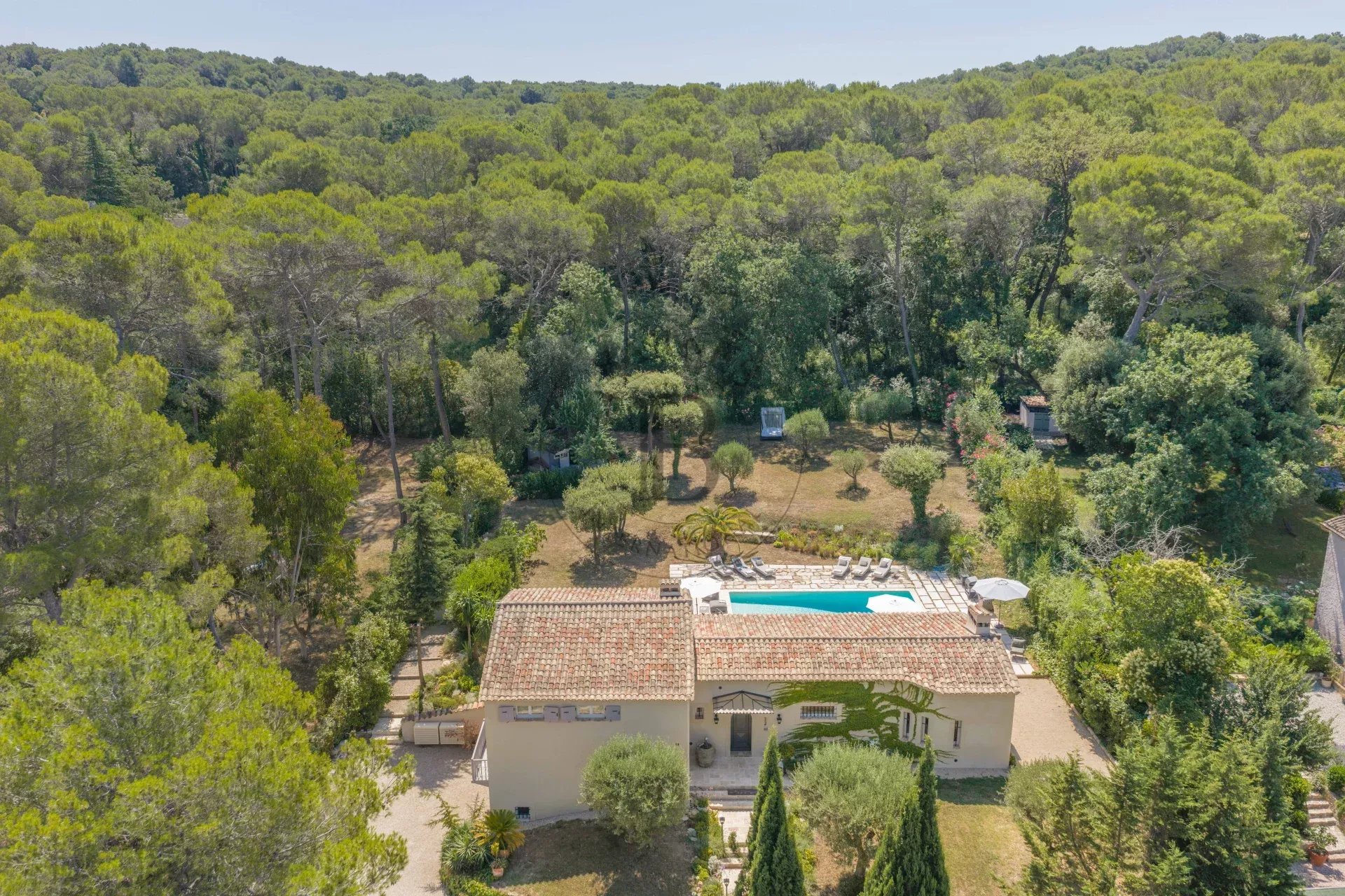 MOUGINS - VILLA DE CHARME - PROCHE DE L'ETANG