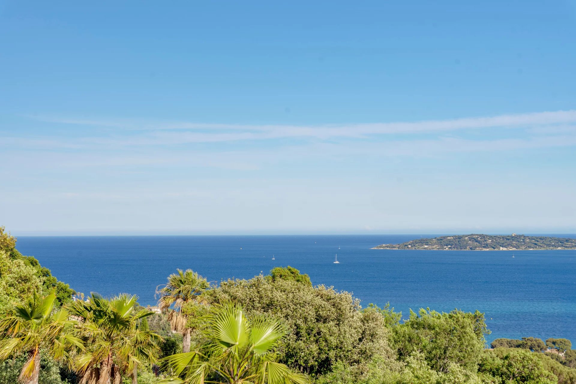 Villa neuve avec vue mer panoramique à vendre à Beauvallon