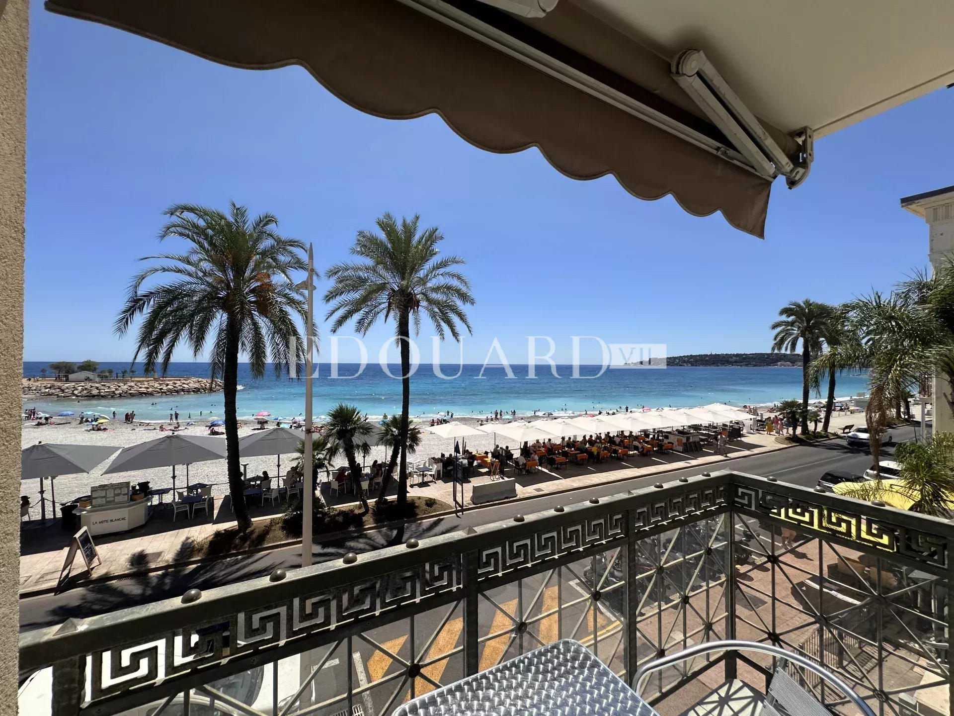 En exclusivité deux pièces à vendre avec terrasse et splendide vue mer, dans immeuble face aux plages