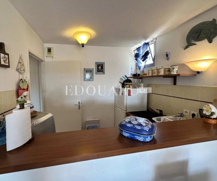 En exclusivité deux pièces en très bon état avec terrasse et cave, au troisième étage d’un immeuble récent