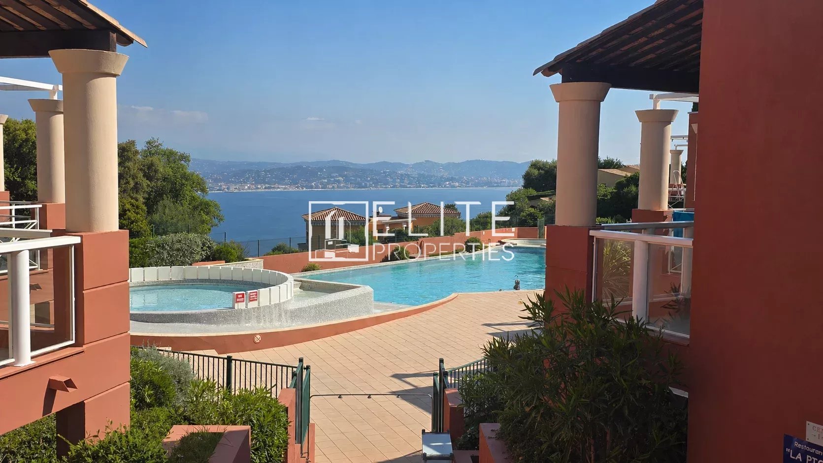 APPARTEMENT 2 PIÈCES DE 36 m² – VUE MER PANORAMIQUE – PISCINE & PARKING – THEOULE-SUR-MER