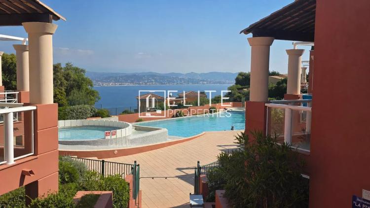 APPARTEMENT 2 PIÈCES DE 36 m² – VUE MER PANORAMIQUE – PISCINE & PARKING – THEOULE-SUR-MER