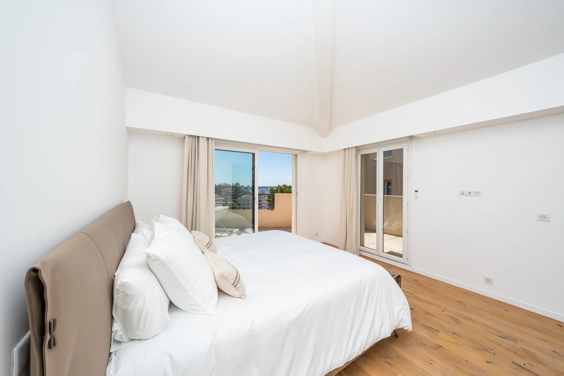 SUPERBE PENTHOUSE VUE MER PANORAMIQUE AVEC TRIPLE GARAGE CANNES CENTRE