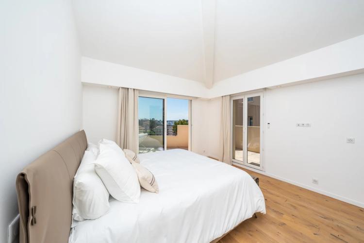 SUPERBE PENTHOUSE VUE MER PANORAMIQUE AVEC TRIPLE GARAGE CANNES CENTRE