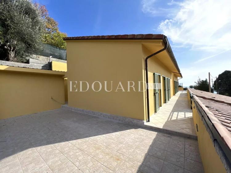 Villa en cours de rénovation avec vaste terrain, spacieuse terrasse, double garage et parking. Exclusivité