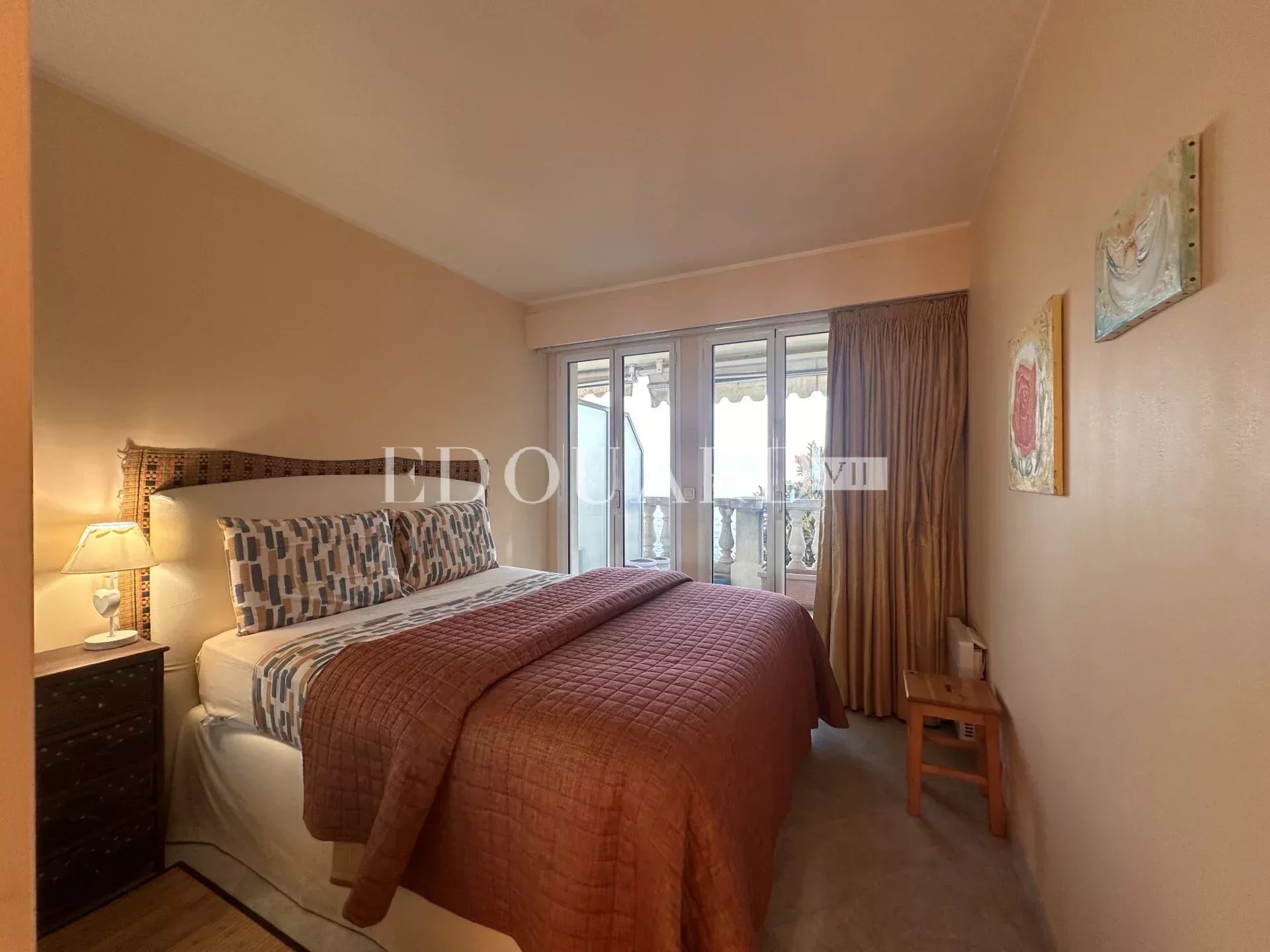 Dans résidence de luxe, deux pièces avec terrasse, balcon, belle vue mer,  cave et parking en sous-sol