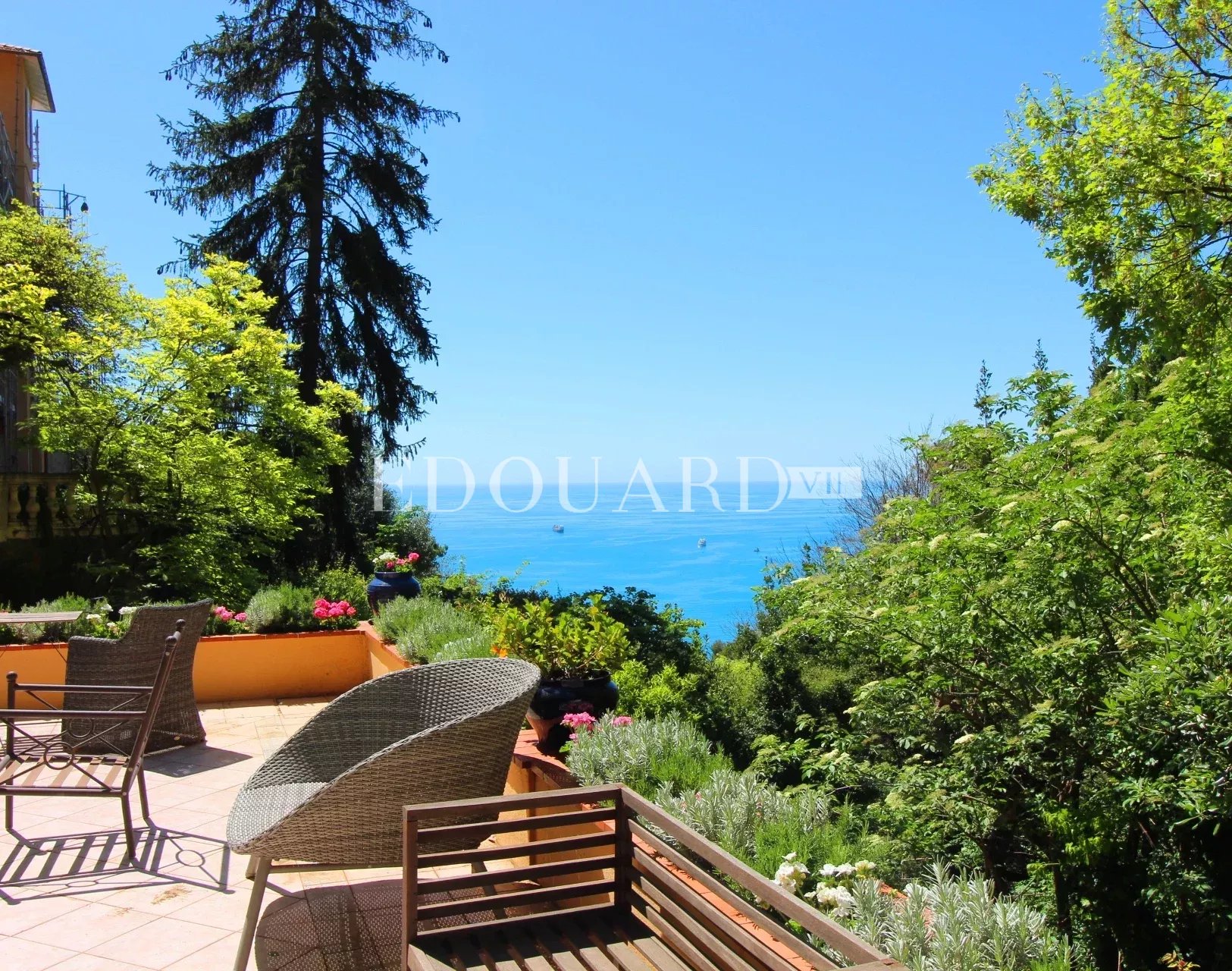 En exclusivité villa en très bon état avec double garage, grande terrasse, agréable jardin et belle vue mer
