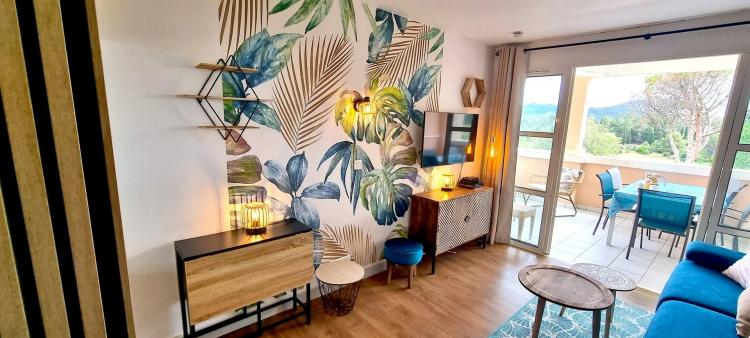 AGAY CAP ESTEREL SUPERBE 2 PIECES AVEC LARGE TERRASSE