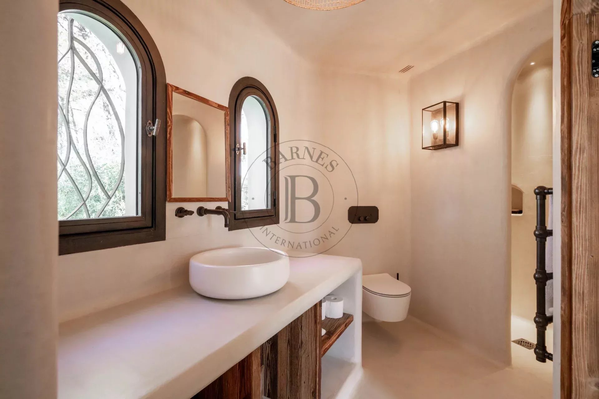 MOUGINS – PROPRIÉTÉ DE CHARME – ADRESSE RECHERCHÉE