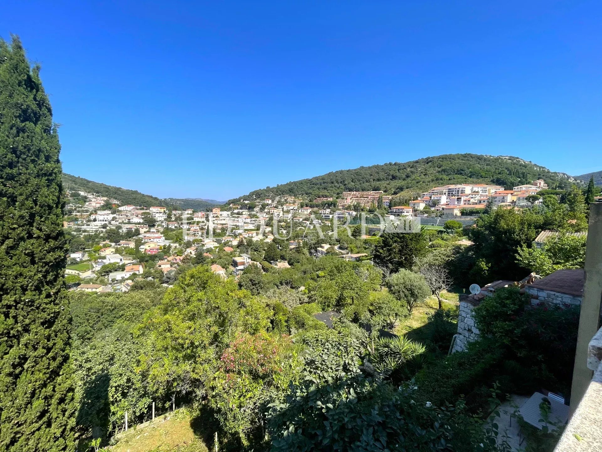Proche du centre de La Turbie, à vendre maison de village de 180 m² à rénover, divisée en quatre appartements