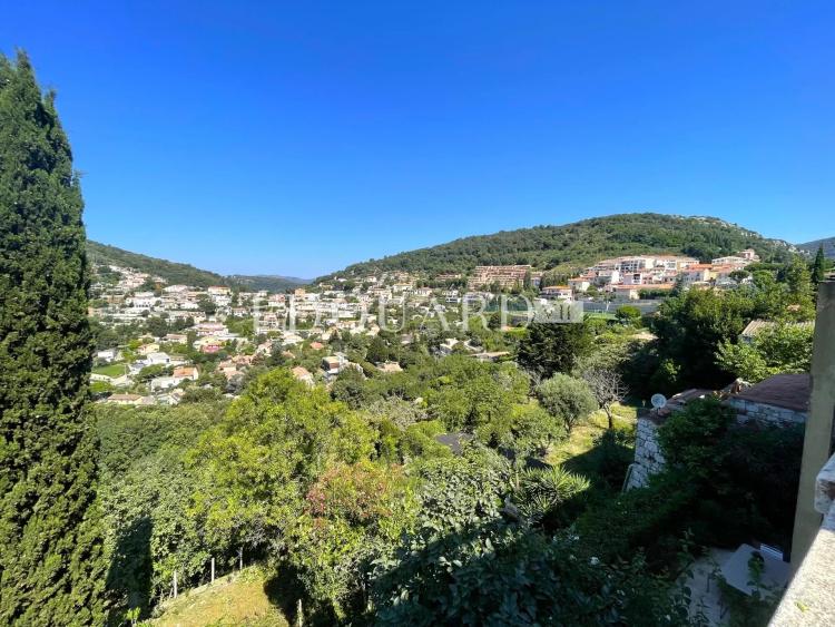 Proche du centre de La Turbie, à vendre maison de village de 180 m² à rénover, divisée en quatre appartements