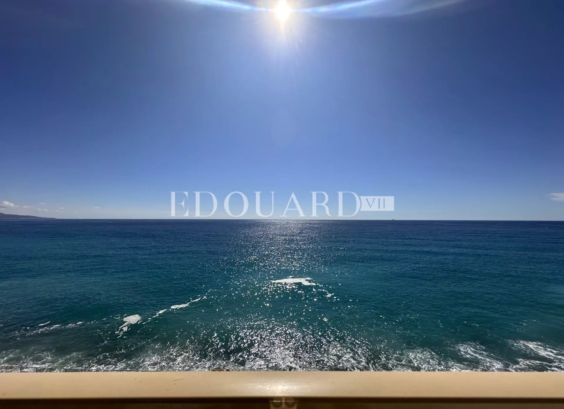 Trois pièces avec terrasse, magnifique vue mer panoramique et double garage