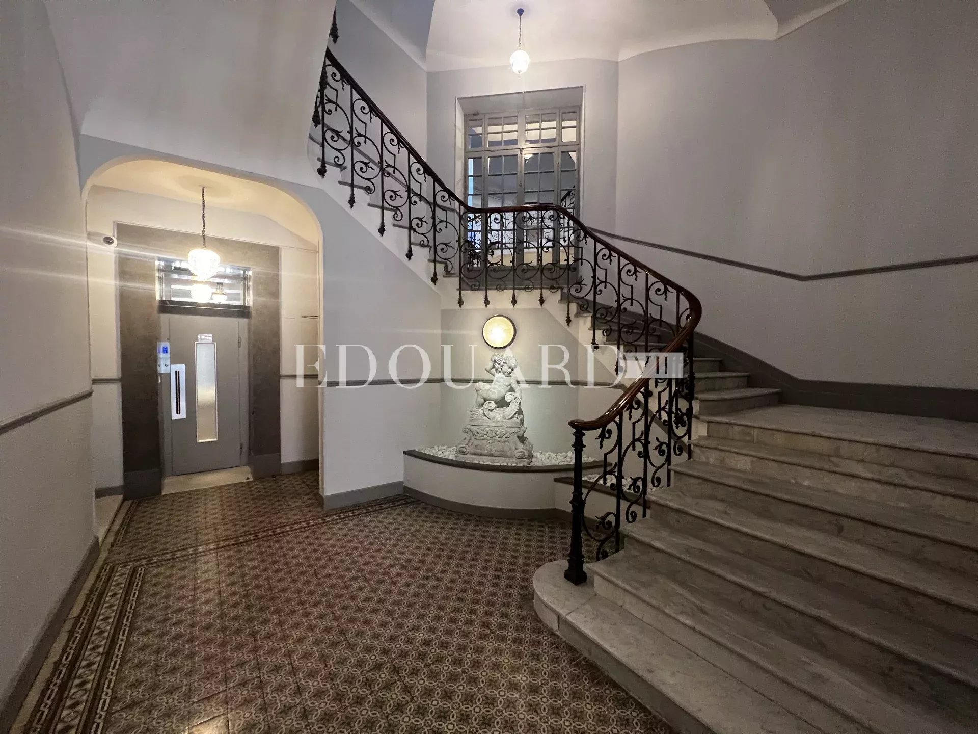 Vaste trois pièces à vendre avec belle vue sur la ville jusqu’à la mer, en plein centre de Menton