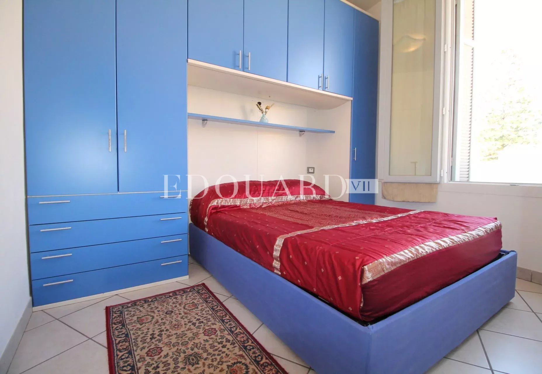 En exclusivité deux pièces en bon état dans magnifique immeuble bourgeois en plein centre de Menton