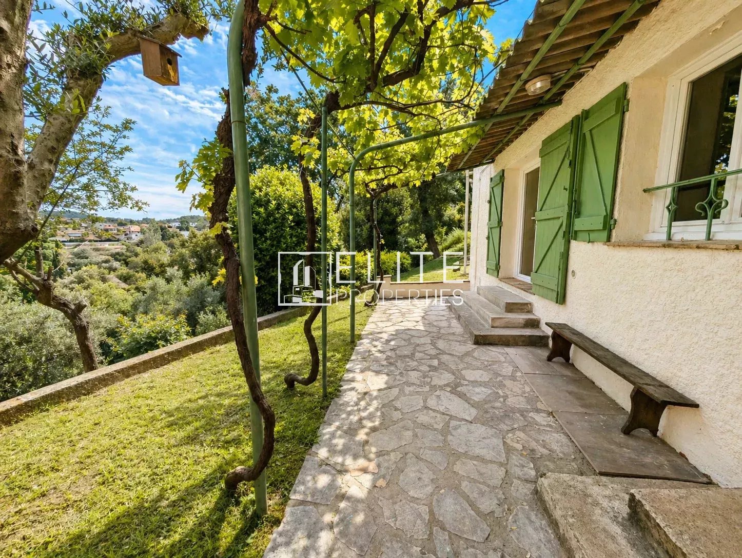 LA ROQUETTE SUR SIAGNE , maison de 4 logements sur parcelle de 1990 m²