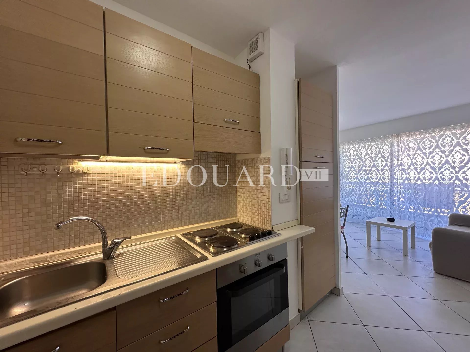 En exclusivité deux pièces en bon état avec terrasse, dans bel immeuble recent en plein centre de Menton