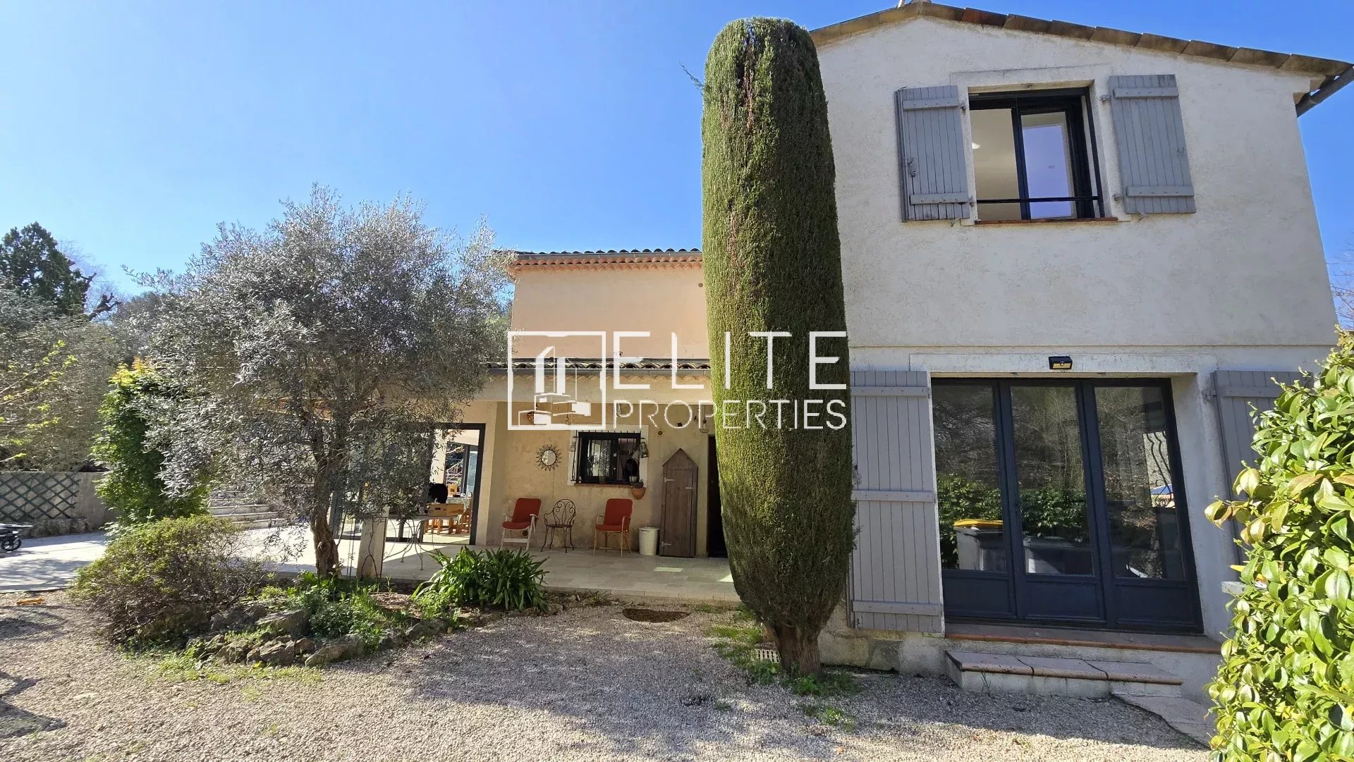 MAISON 6 PIÈCES DE 200 m² AU CALME + PISCINE – MOUANS-SARTOUX