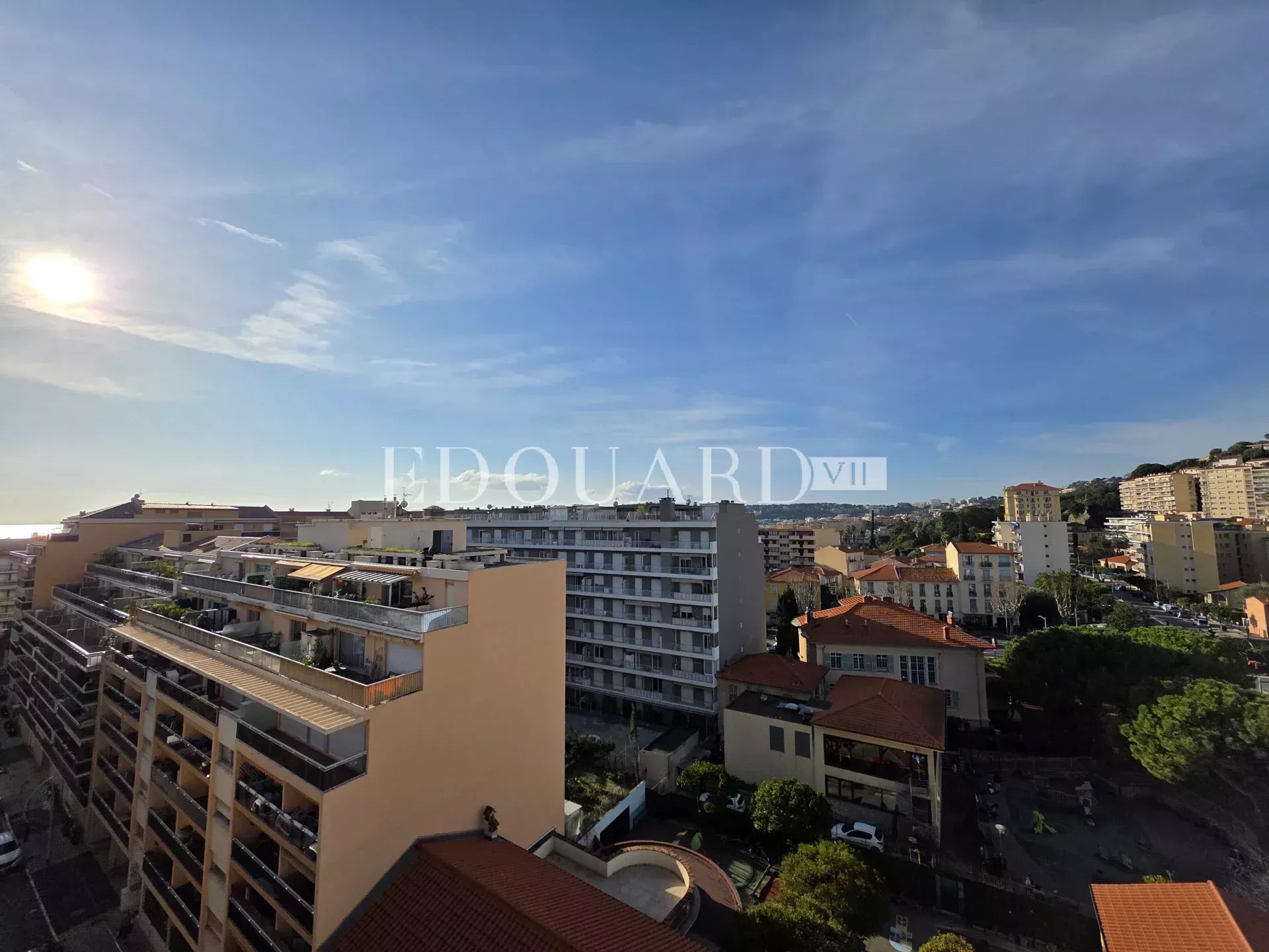 Cinq pièces en dernier étage avec vaste terrasse, belle vue mer et montagnes, cave et garage