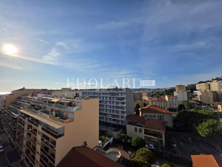 Cinq pièces en dernier étage avec vaste terrasse, belle vue mer et montagnes, cave et garage